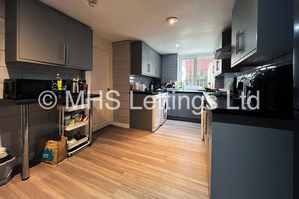 Photo of 7 Bedroom Mid Terraced House in 49 Richmond Avenue, Leeds, LS6 1DB
