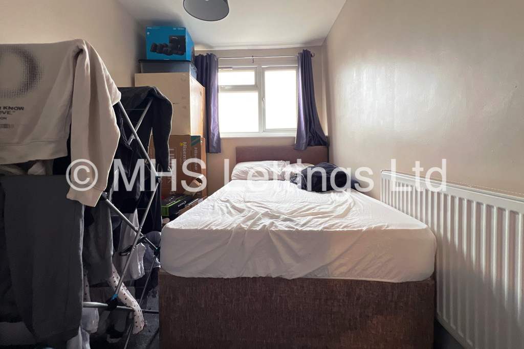 Photo of 7 Bedroom Semi-Detached House in 63 St. Michaels Lane, Leeds, LS6 3BR 
