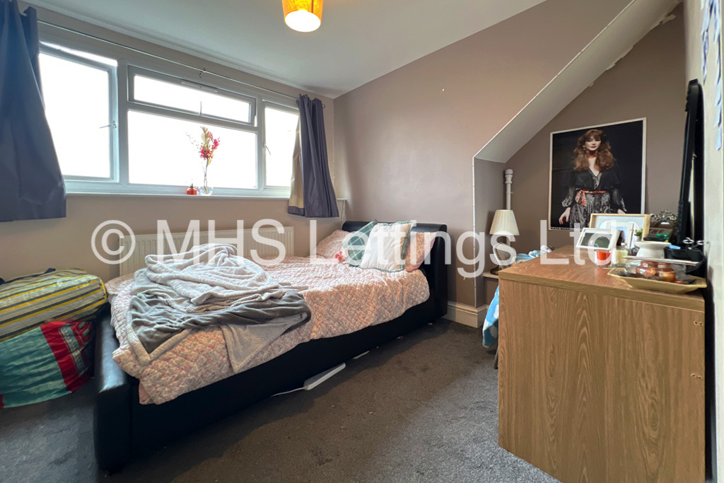 Photo of 7 Bedroom Semi-Detached House in 63 St. Michaels Lane, Leeds, LS6 3BR 