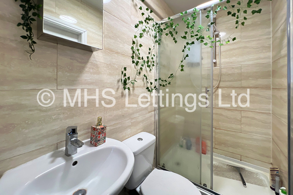 Photo of 7 Bedroom Semi-Detached House in 63 St. Michaels Lane, Leeds, LS6 3BR 