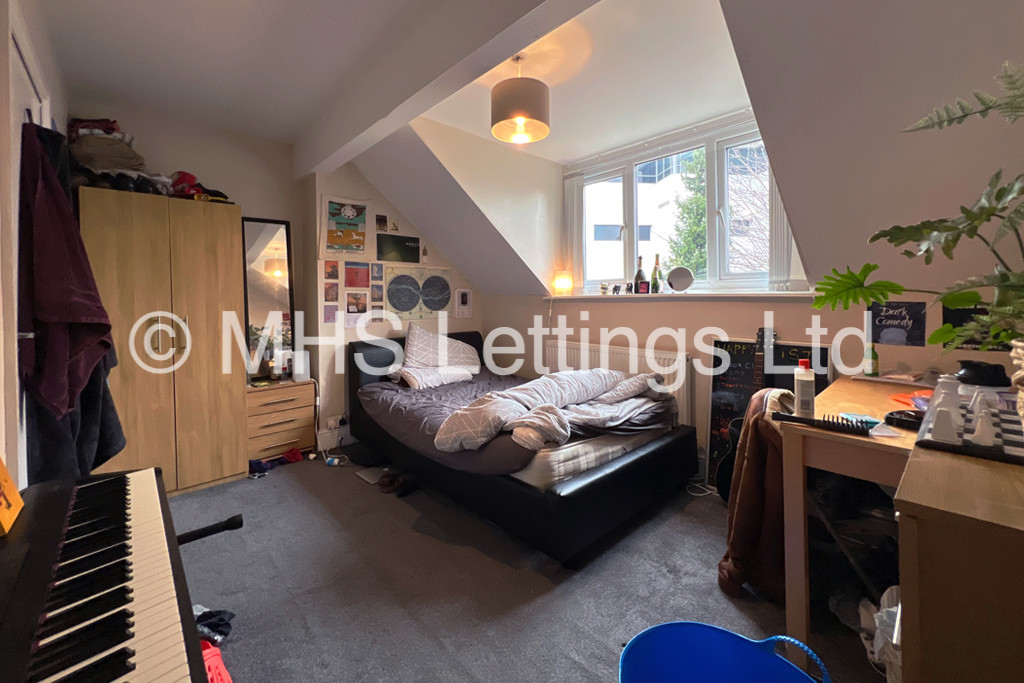 Photo of 7 Bedroom Semi-Detached House in 63 St. Michaels Lane, Leeds, LS6 3BR 