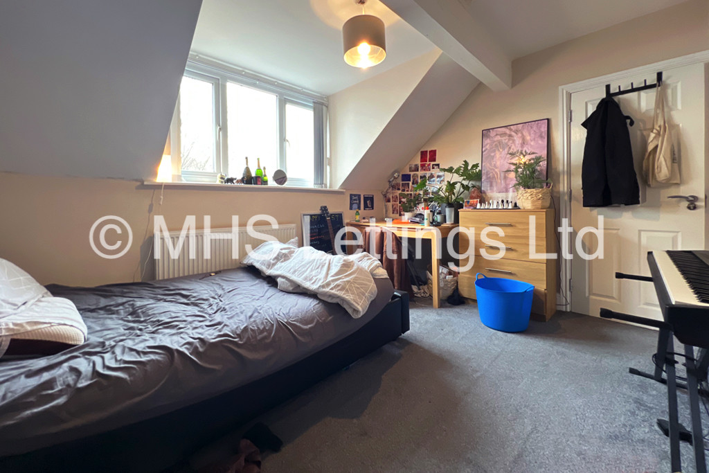 Photo of 7 Bedroom Semi-Detached House in 63 St. Michaels Lane, Leeds, LS6 3BR 