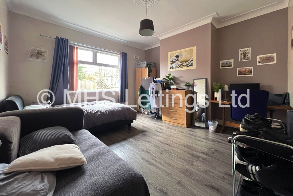 Photo of 7 Bedroom Semi-Detached House in 63 St. Michaels Lane, Leeds, LS6 3BR 
