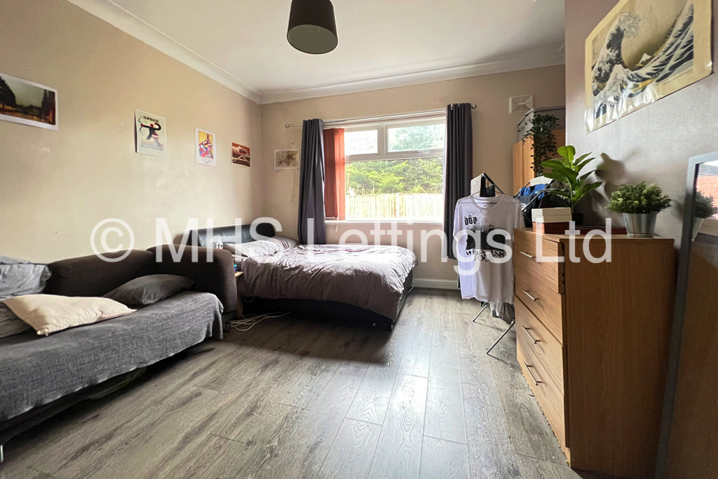 Photo of 7 Bedroom Semi-Detached House in 63 St. Michaels Lane, Leeds, LS6 3BR 