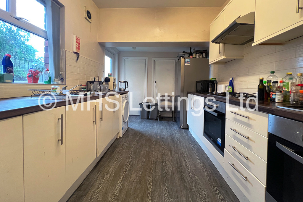 Photo of 7 Bedroom Semi-Detached House in 63 St. Michaels Lane, Leeds, LS6 3BR 