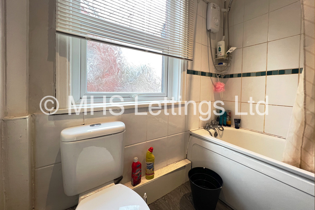 Photo of 7 Bedroom Semi-Detached House in 63 St. Michaels Lane, Leeds, LS6 3BR 