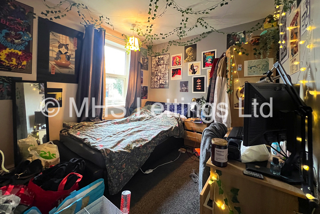 Photo of 7 Bedroom Semi-Detached House in 63 St. Michaels Lane, Leeds, LS6 3BR 