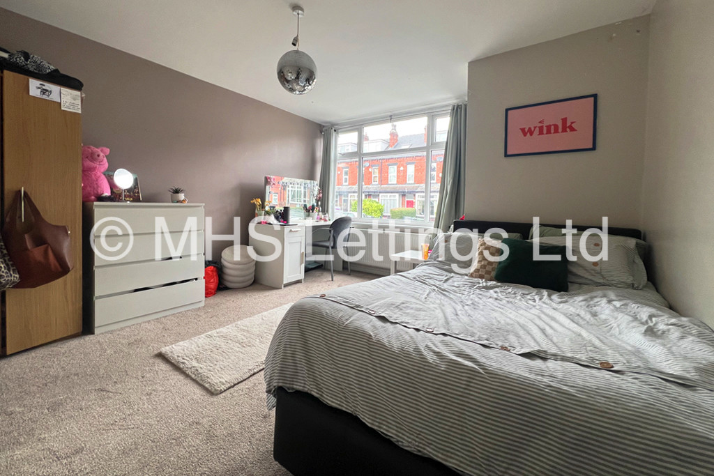 Photo of 6 Bedroom Semi-Detached House in 5 Newport View, Leeds, LS6 3BX