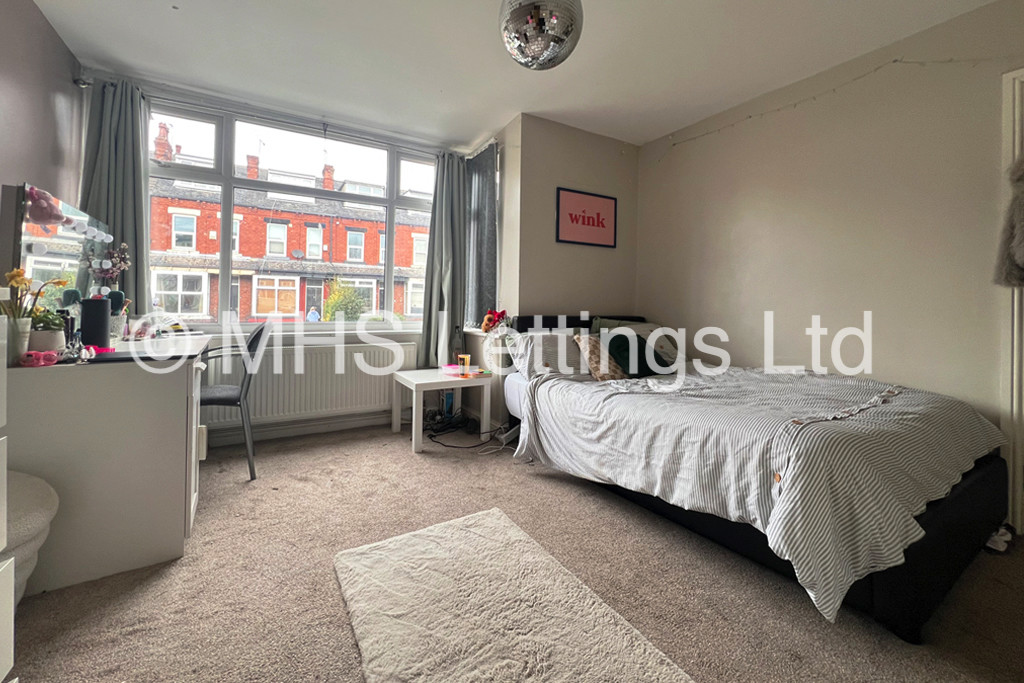 Photo of 6 Bedroom Semi-Detached House in 5 Newport View, Leeds, LS6 3BX