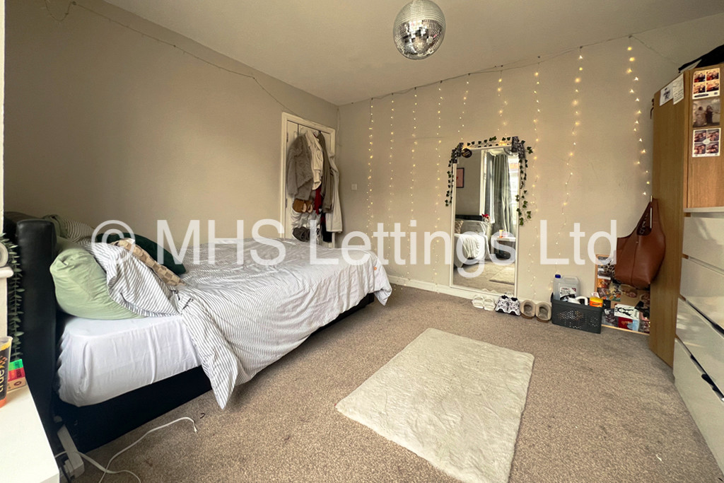 Photo of 6 Bedroom Semi-Detached House in 5 Newport View, Leeds, LS6 3BX