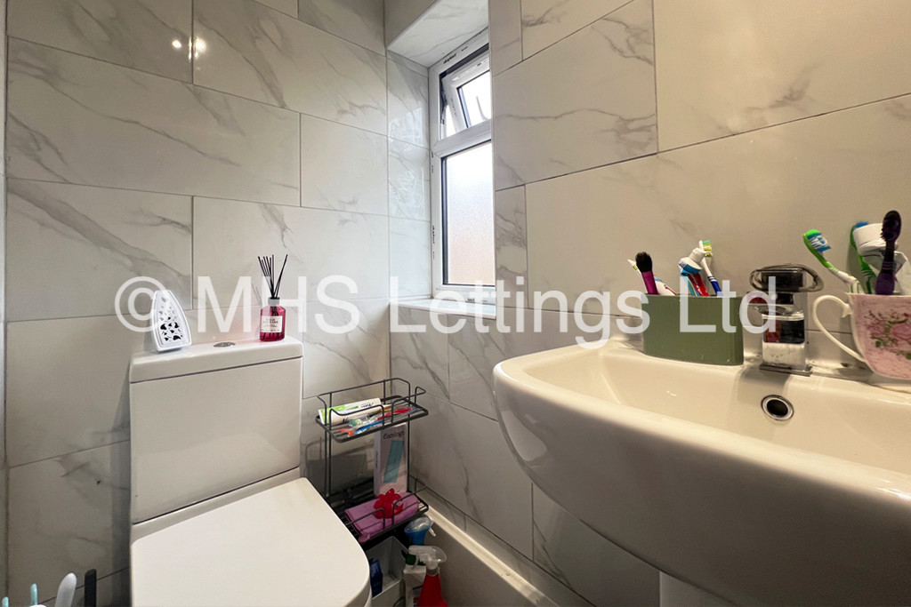 Photo of 6 Bedroom Semi-Detached House in 5 Newport View, Leeds, LS6 3BX