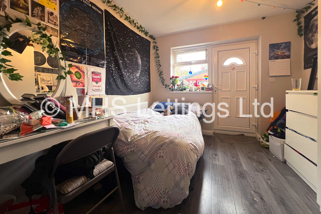 Photo of 6 Bedroom Semi-Detached House in 5 Newport View, Leeds, LS6 3BX