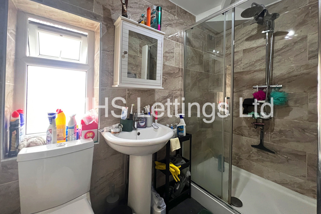 Photo of 6 Bedroom Semi-Detached House in 5 Newport View, Leeds, LS6 3BX