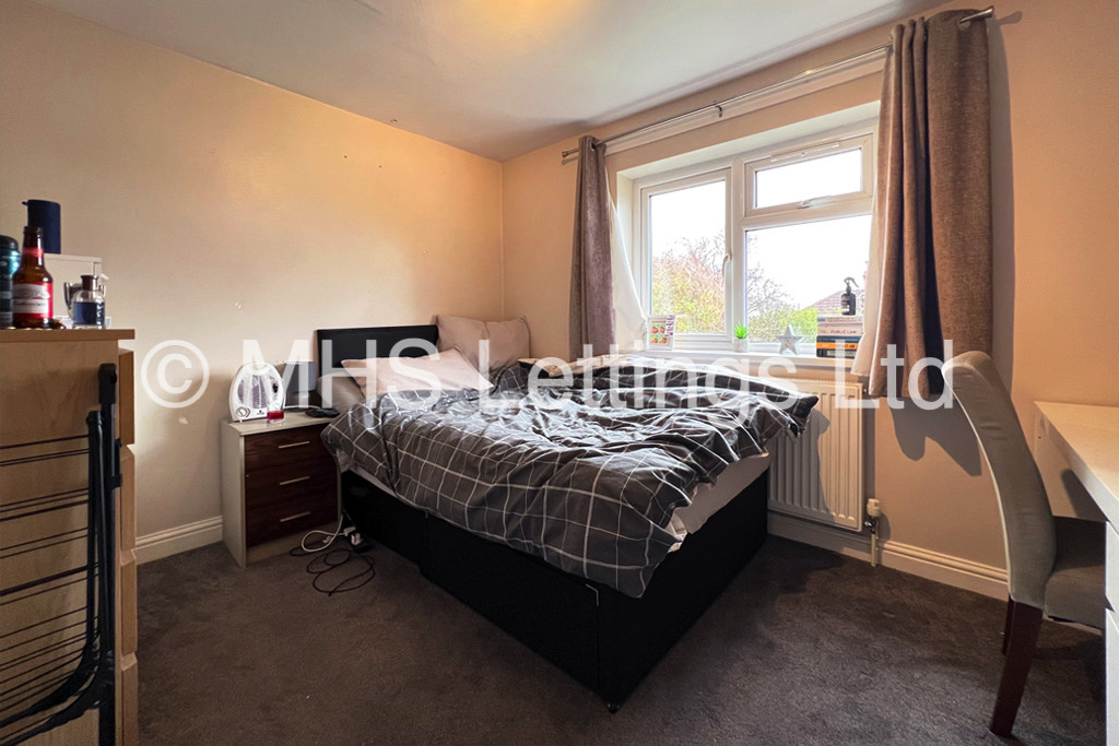 Photo of 6 Bedroom Semi-Detached House in 5 Newport View, Leeds, LS6 3BX