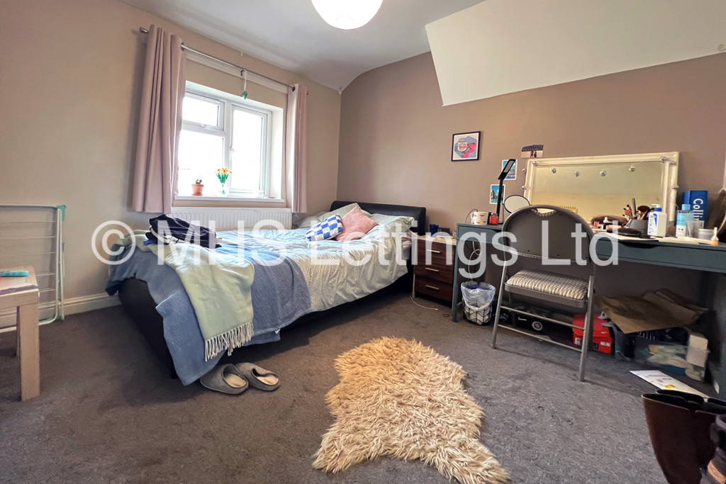 Photo of 6 Bedroom Semi-Detached House in 5 Newport View, Leeds, LS6 3BX
