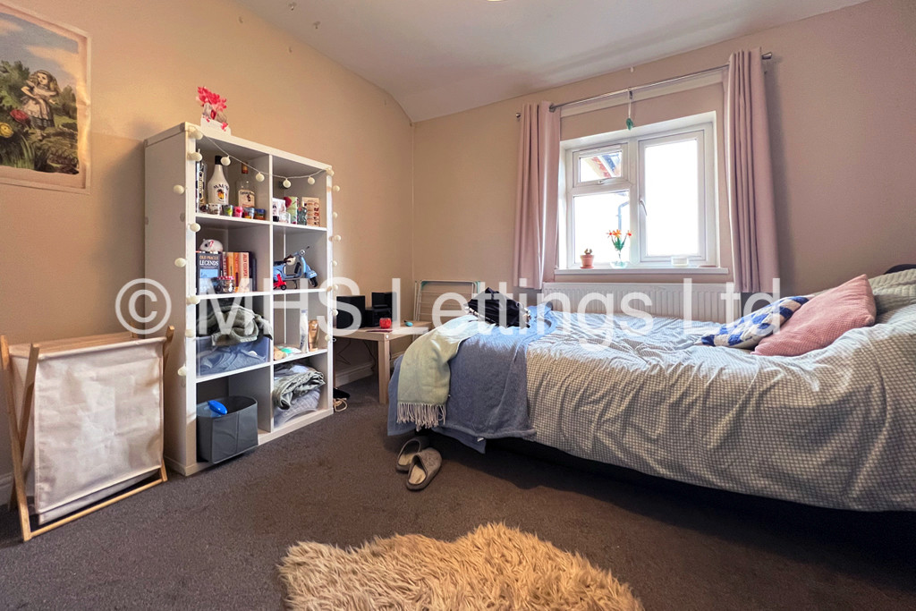 Photo of 6 Bedroom Semi-Detached House in 5 Newport View, Leeds, LS6 3BX