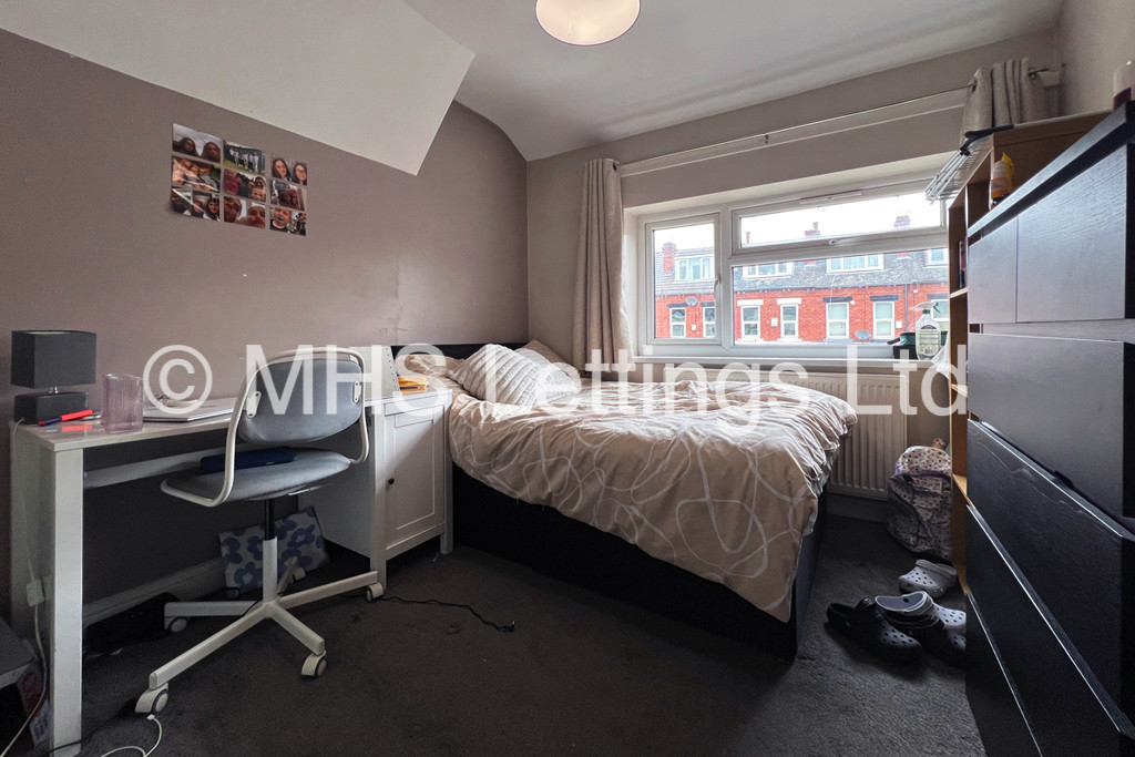 Photo of 6 Bedroom Semi-Detached House in 5 Newport View, Leeds, LS6 3BX