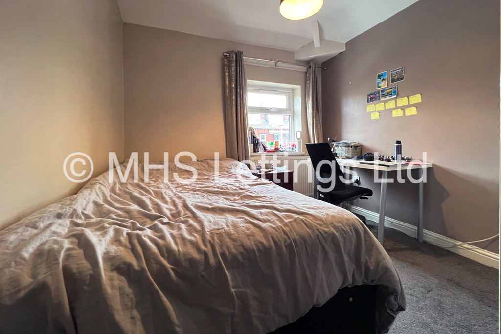 Photo of 6 Bedroom Semi-Detached House in 5 Newport View, Leeds, LS6 3BX