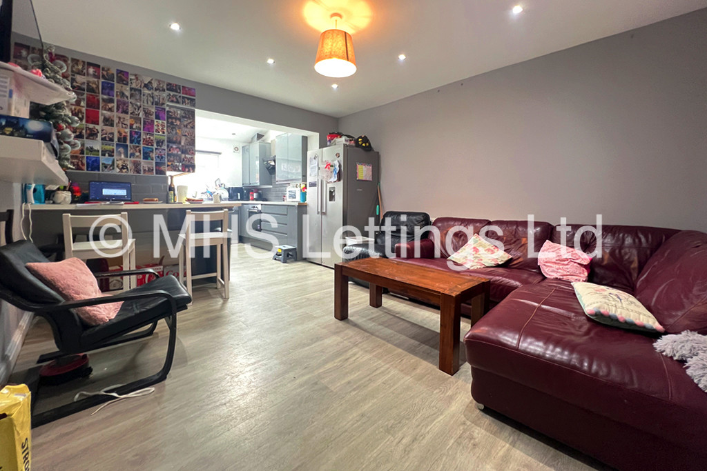 Photo of 6 Bedroom Semi-Detached House in 5 Newport View, Leeds, LS6 3BX