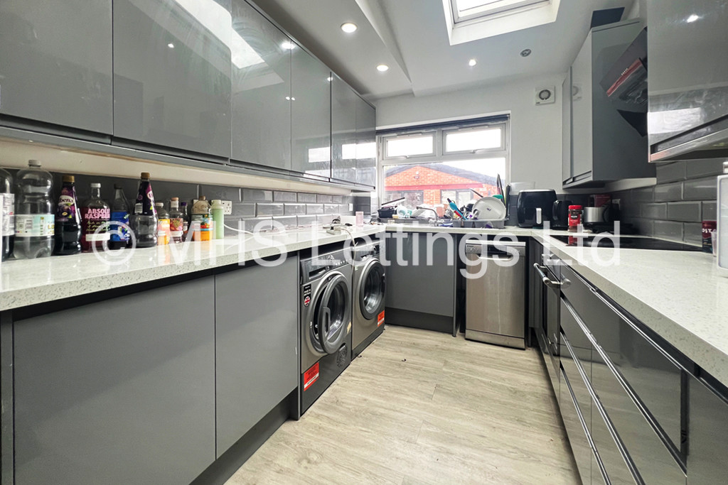 Photo of 6 Bedroom Semi-Detached House in 5 Newport View, Leeds, LS6 3BX