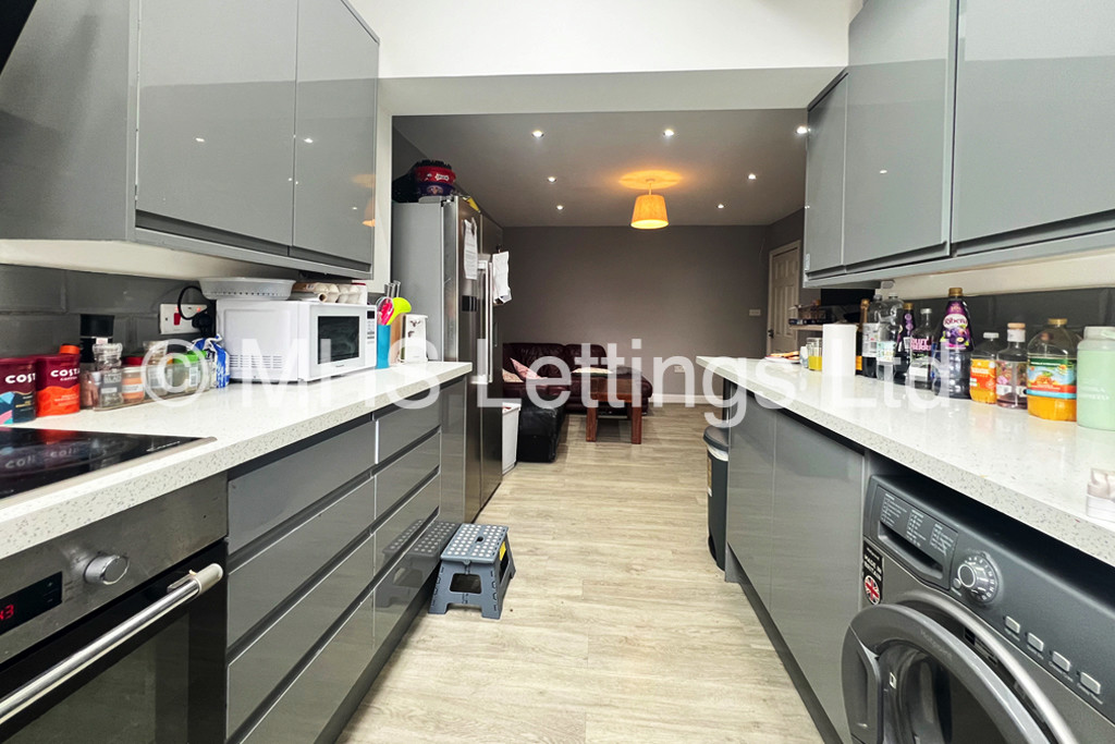 Photo of 6 Bedroom Semi-Detached House in 5 Newport View, Leeds, LS6 3BX