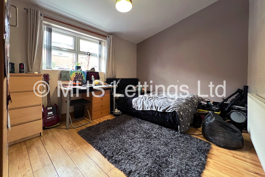 Photo of 5 Bedroom Detached House in 17 Walmsley Road, Leeds, LS6 1NG