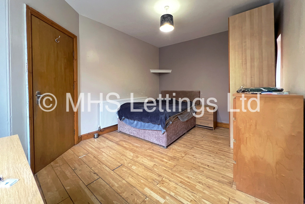Photo of 5 Bedroom Detached House in 17 Walmsley Road, Leeds, LS6 1NG