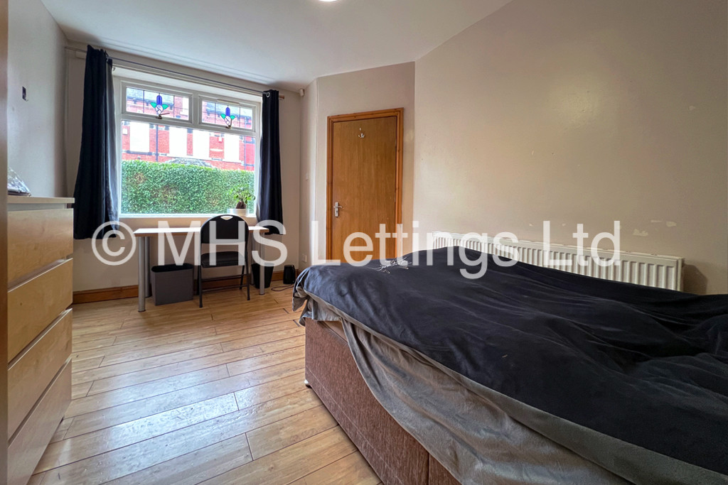 Photo of 5 Bedroom Detached House in 17 Walmsley Road, Leeds, LS6 1NG