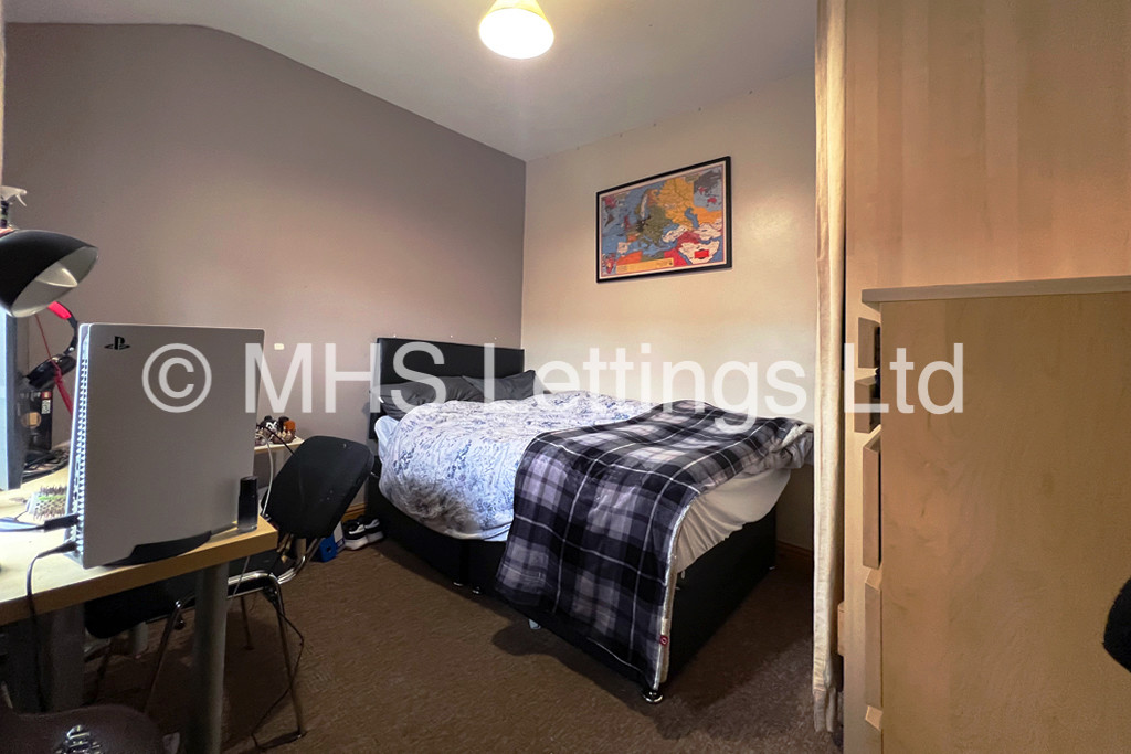 Photo of 5 Bedroom Detached House in 17 Walmsley Road, Leeds, LS6 1NG