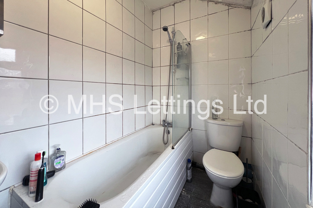 Photo of 5 Bedroom Detached House in 17 Walmsley Road, Leeds, LS6 1NG