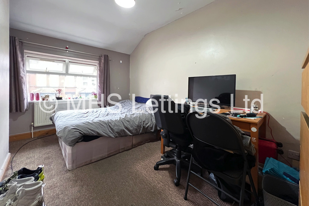 Photo of 5 Bedroom Detached House in 17 Walmsley Road, Leeds, LS6 1NG