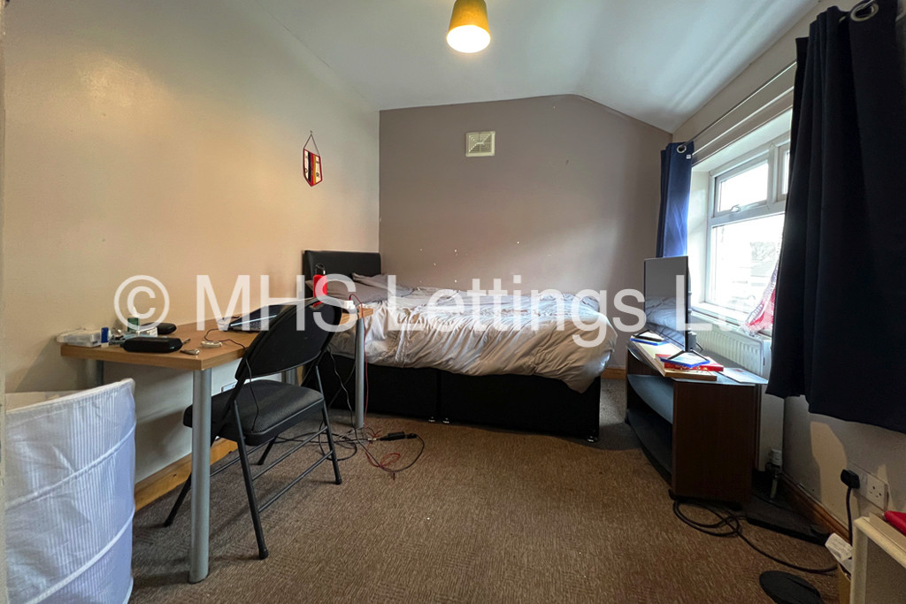 Photo of 5 Bedroom Detached House in 17 Walmsley Road, Leeds, LS6 1NG