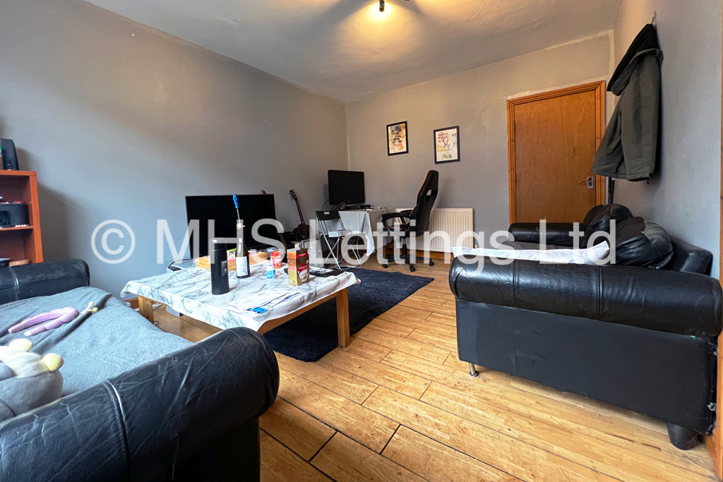 Photo of 5 Bedroom Detached House in 17 Walmsley Road, Leeds, LS6 1NG