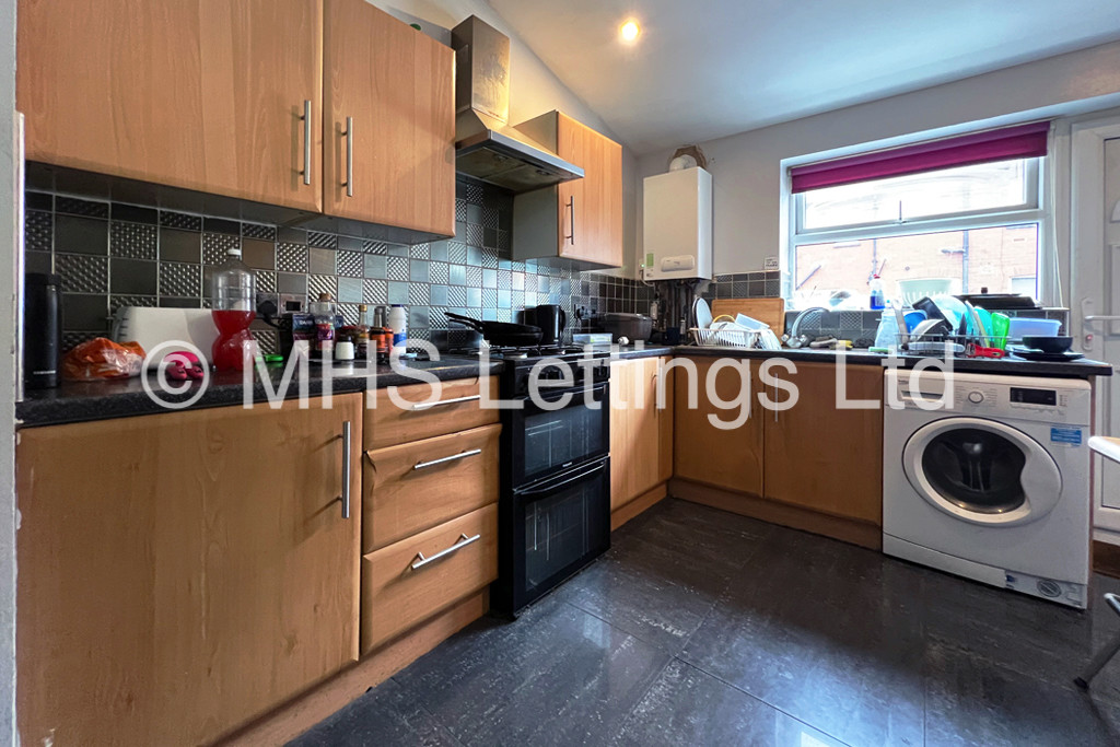 Photo of 5 Bedroom Detached House in 17 Walmsley Road, Leeds, LS6 1NG