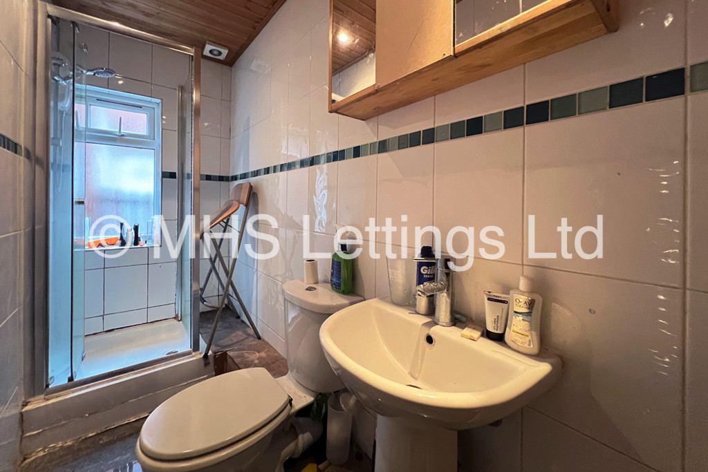 Photo of 5 Bedroom Detached House in 17 Walmsley Road, Leeds, LS6 1NG