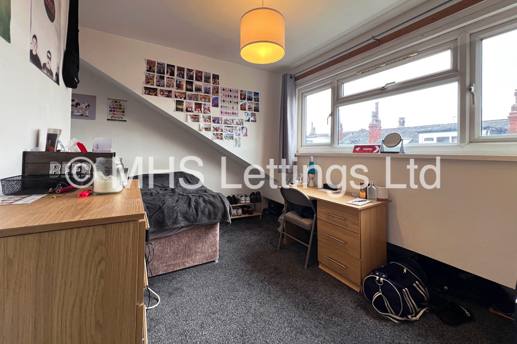 Photo of 4 Bedroom Mid Terraced House in 10 Welton Grove, Leeds, LS6 1ES