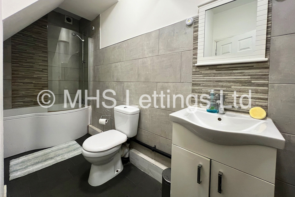 Photo of 4 Bedroom Mid Terraced House in 10 Welton Grove, Leeds, LS6 1ES