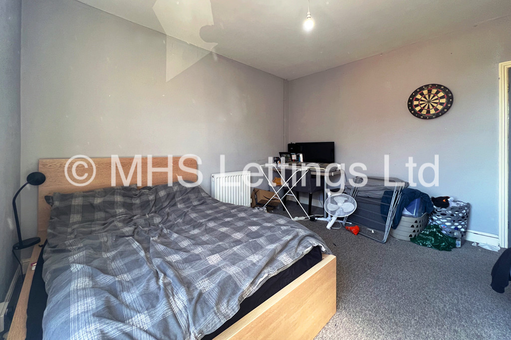 Photo of 4 Bedroom Mid Terraced House in 78 Royal Park Road, Leeds, LS6 1JJ