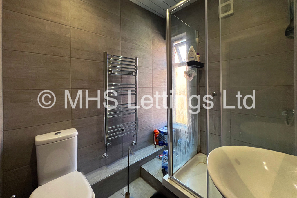 Photo of 4 Bedroom Mid Terraced House in 78 Royal Park Road, Leeds, LS6 1JJ