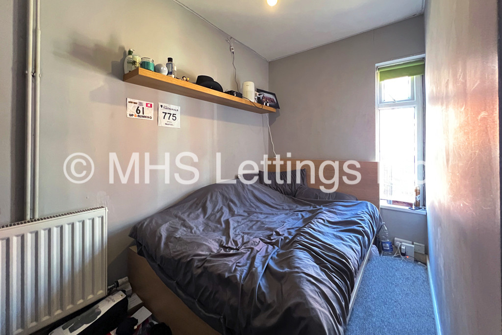 Photo of 4 Bedroom Mid Terraced House in 78 Royal Park Road, Leeds, LS6 1JJ