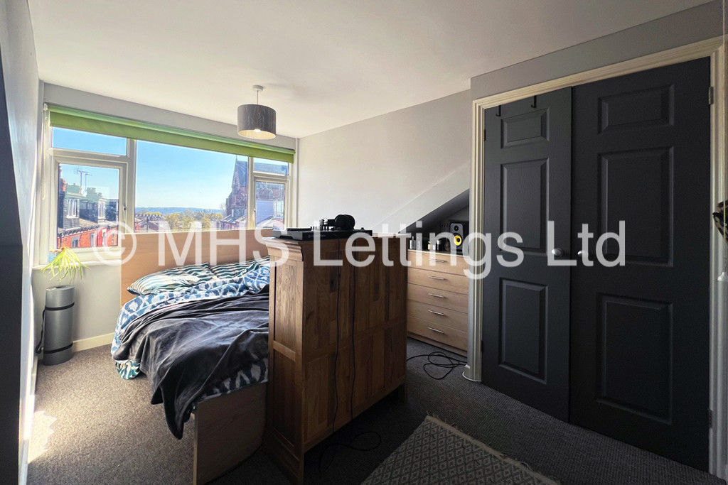 Photo of 4 Bedroom Mid Terraced House in 78 Royal Park Road, Leeds, LS6 1JJ