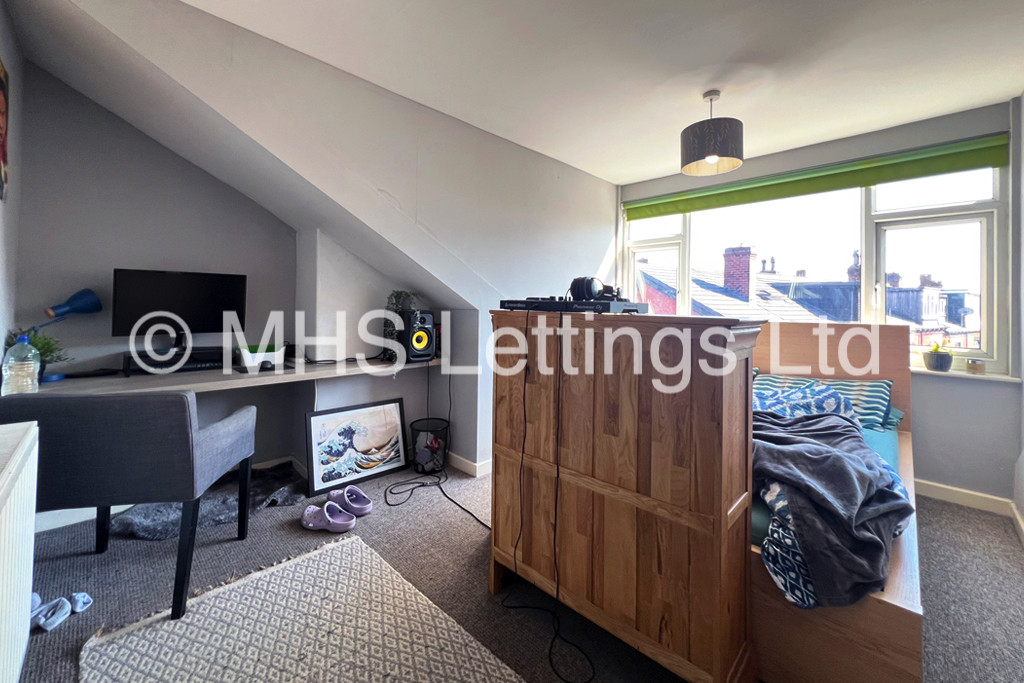 Photo of 4 Bedroom Mid Terraced House in 78 Royal Park Road, Leeds, LS6 1JJ