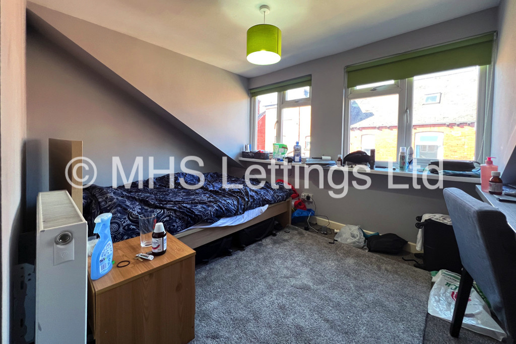 Photo of 4 Bedroom Mid Terraced House in 78 Royal Park Road, Leeds, LS6 1JJ