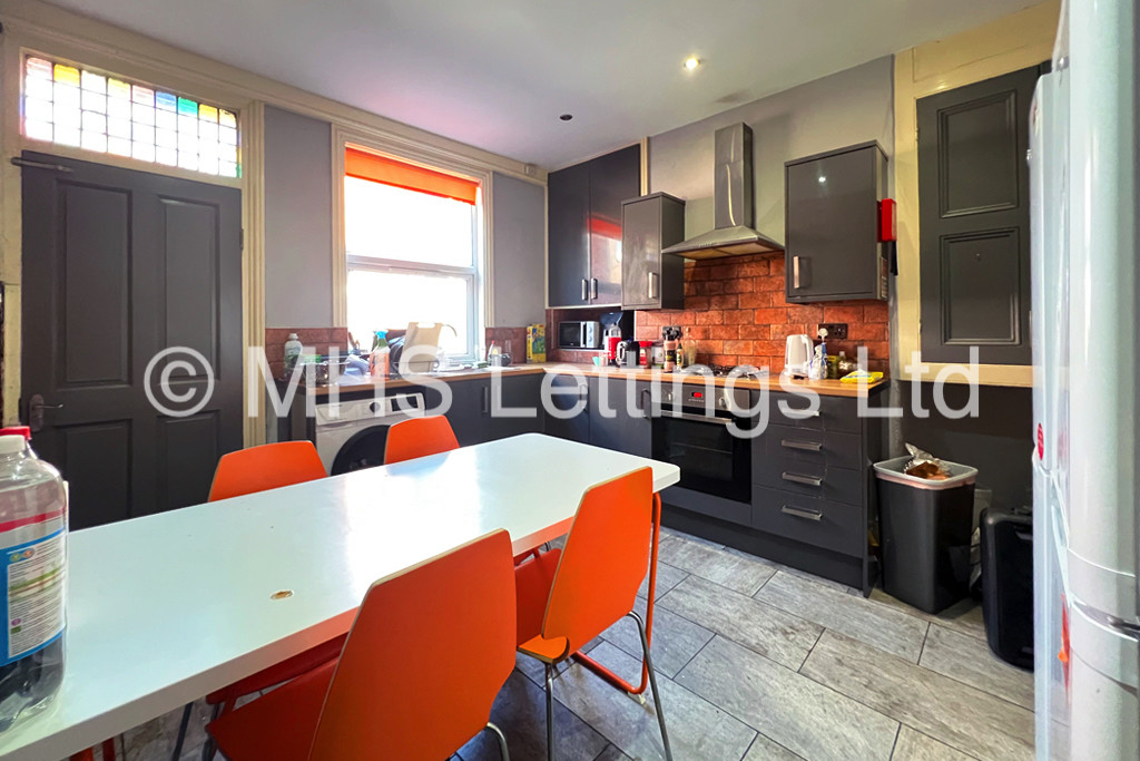 Photo of 4 Bedroom Mid Terraced House in 78 Royal Park Road, Leeds, LS6 1JJ