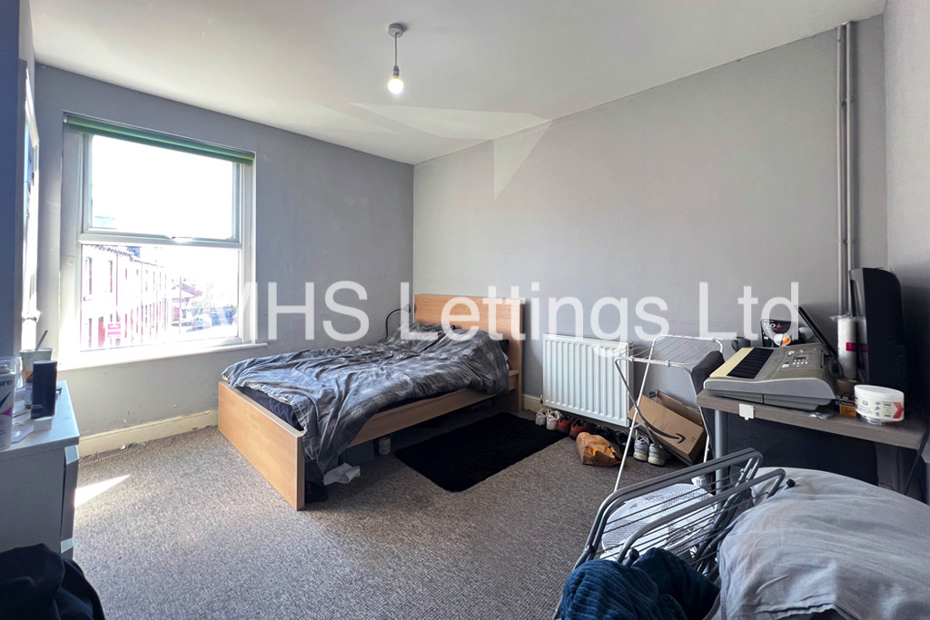 Photo of 4 Bedroom Mid Terraced House in 78 Royal Park Road, Leeds, LS6 1JJ