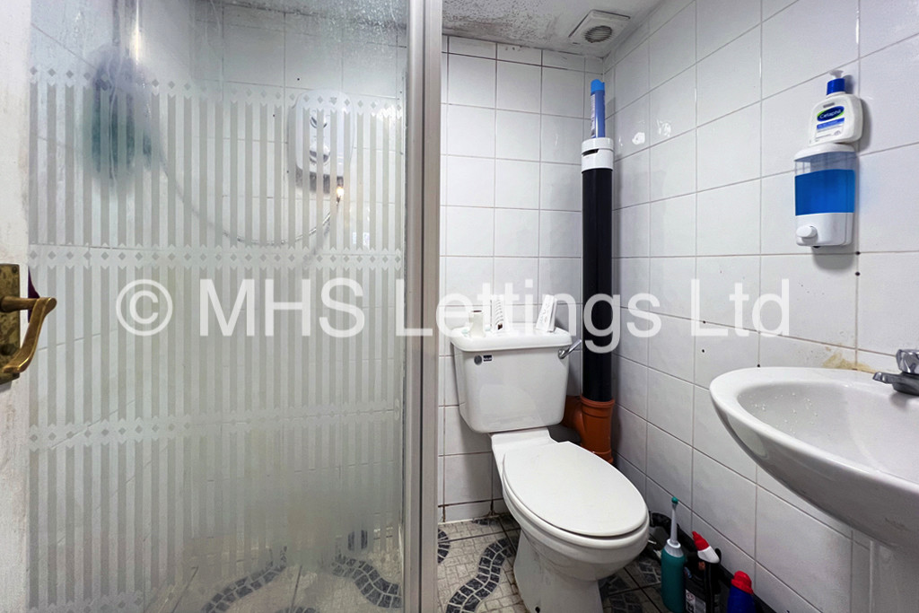 Photo of 5 Bedroom Mid Terraced House in 26 Mayville Avenue, Leeds, LS6 1NQ
