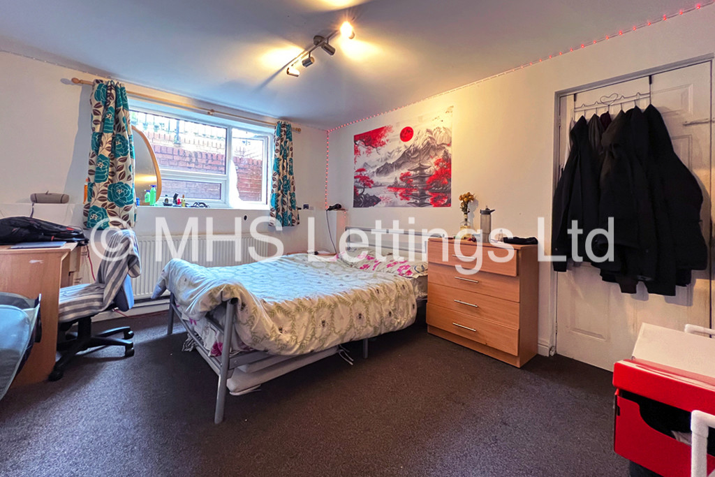 Photo of 5 Bedroom Mid Terraced House in 26 Mayville Avenue, Leeds, LS6 1NQ