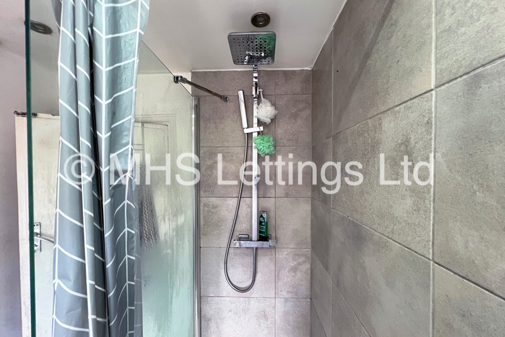 Photo of 5 Bedroom Mid Terraced House in 26 Mayville Avenue, Leeds, LS6 1NQ