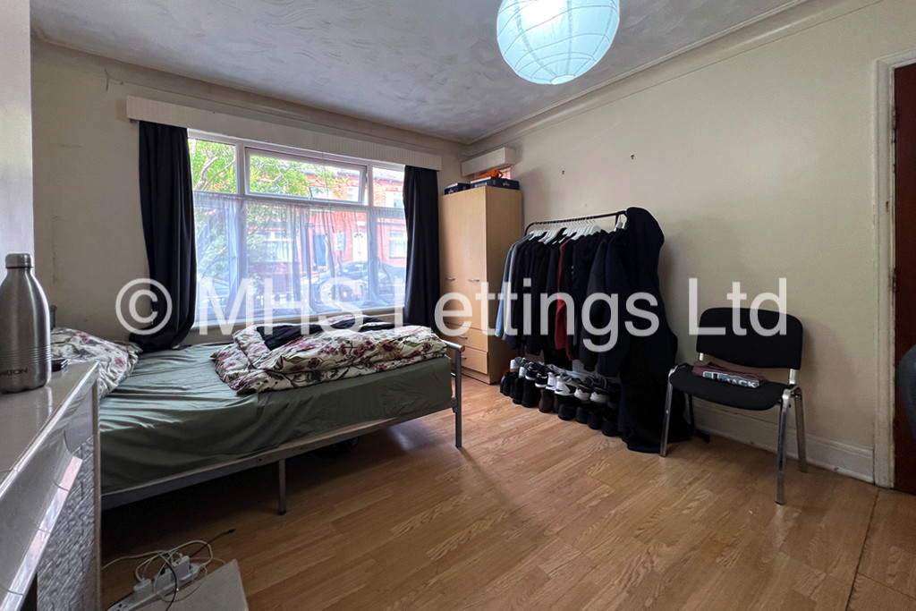 Photo of 5 Bedroom Mid Terraced House in 26 Mayville Avenue, Leeds, LS6 1NQ