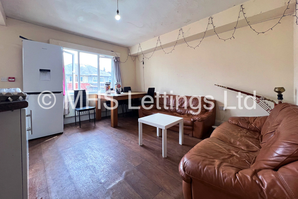 Photo of 5 Bedroom Mid Terraced House in 26 Mayville Avenue, Leeds, LS6 1NQ